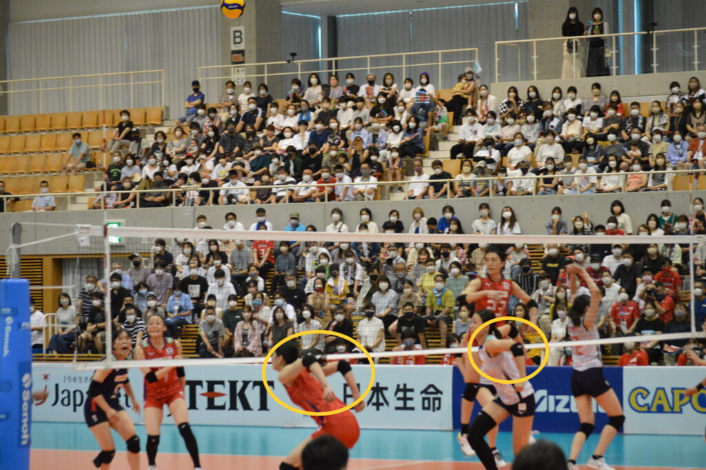 ブロックの際に、両腕を大きく後方へ引く女子バレー日本代表選手達