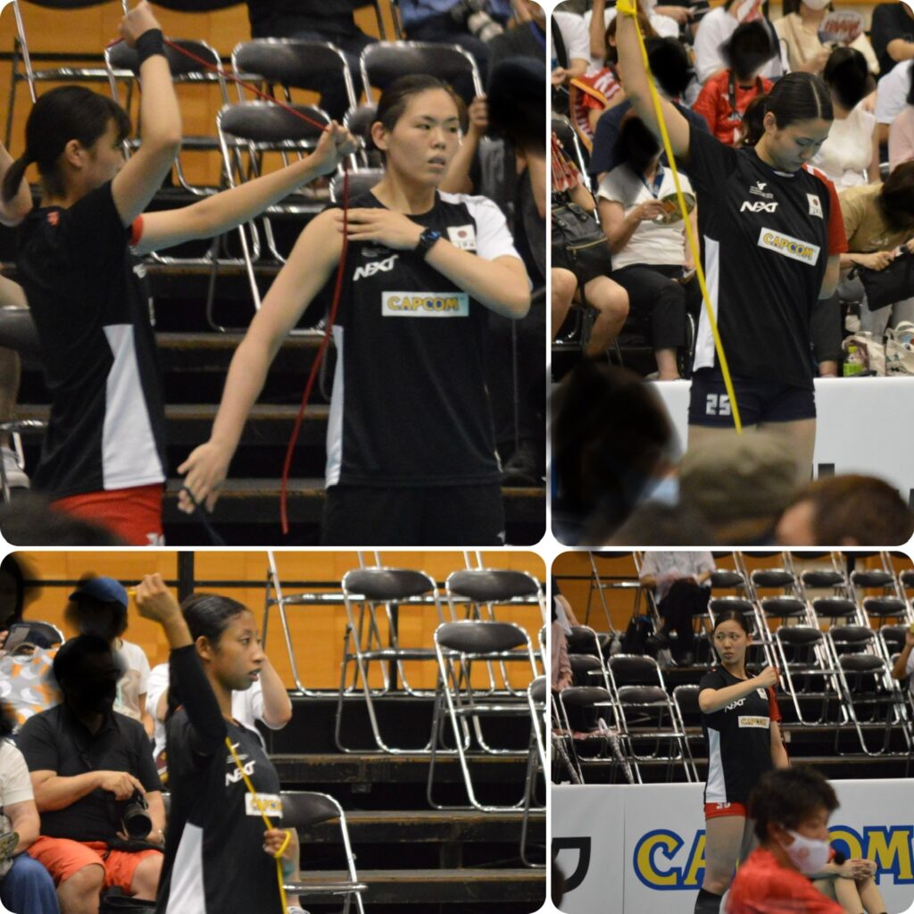 チューブトレーニング中の女子バレー日本代表選手