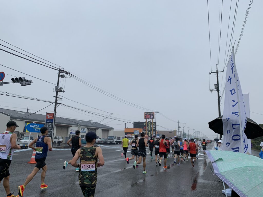 雨の中走り抜けるおかやまマラソン参加者達